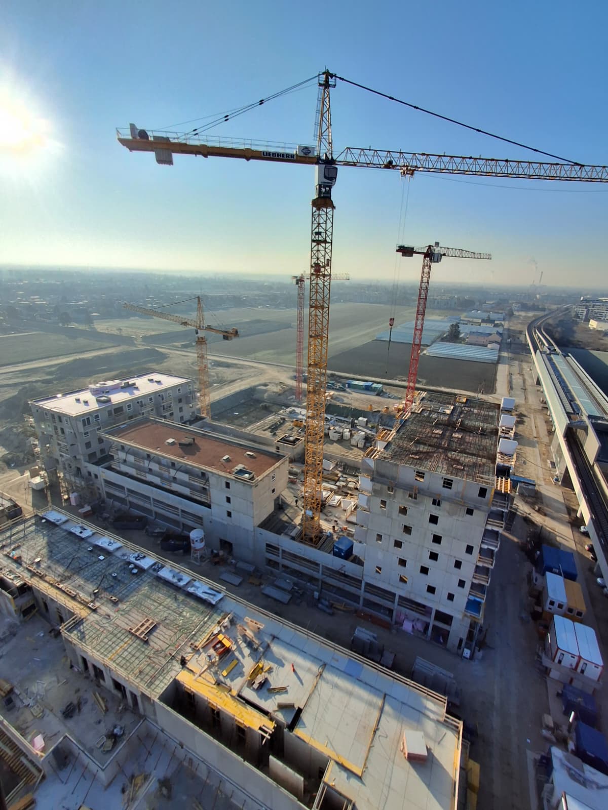 Großbaustelle mit Liebherr-Kränen